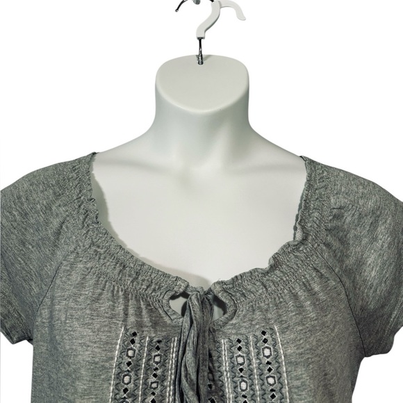 N.W.D, Women’s Gray Short Sleeve Top With Embroidered Details, Medium - Picture 3 of 7